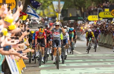 Philipsen ganó la primera etapa al esprint y se coloca el primer maillot amarilla de la ronda gala.