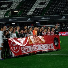 El detalle de los cordones dorados solidarios en las protagonistas de la Supercopa