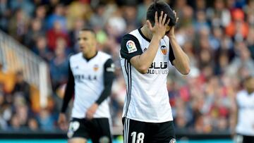 Valencia's Spanish midfielder Carlos Soler reacts after missing a goal opportunity during the Spanish league football match between Valencia CF and SD Eibar at the Mestalla stadium in Valencia on April 29, 2018. / AFP PHOTO / JOSE JORDAN