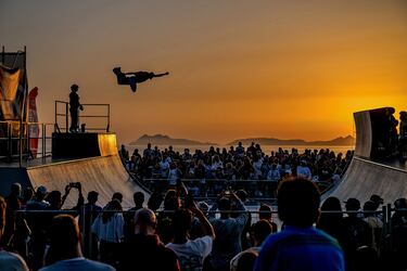 Vini Sardi conquista uno de los rails del skatepark creado para la 25ª edición de Marisquiño, un evento que reúne a miles de personas en la playa de Samil (Vigo) para disfrutar de skate, BMX, graffiti, freestyle motocross, big air, descenso urbano en BTT, breaking, batallas de freestyle, conciertos y flatland. El acto es todo un atractivo para el público.