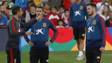 Luis Enrique da indicaciones a Koke y Sa&uacute;l en un entrenamiento de Espa&ntilde;a en 2018.