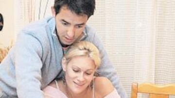 <b>YA EN ESPAÑA. </b>Toni Colom e Irene García muestran sus fotos a AS.