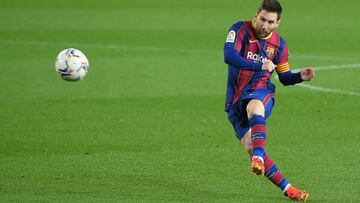 Barcelona&#039;s Argentinian forward Lionel Messi kicks the ball during the Spanish League football match between Barcelona and SD Huesca at the Camp Nou stadium in Barcelona on March 15, 2021. (Photo by LLUIS GENE / AFP) GALERIA LOS MAS DEVALUADOS DE LAL