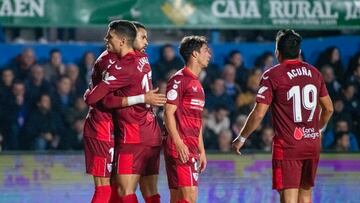 LINARES, 04/01/2023.- El delantero marroquí del Sevilla FC Youssef En-Nesyri (i) celebra con sus compañeros su gol, primero del equipo ante el Deportivo Linares, durante el partido de dieciseisavos de final de la Copa del Rey que se disputa hoy miércoles en el Estadio Municipal de Linarejos. EFE/ José Manuel Pedrosa