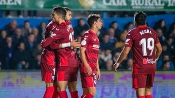 LINARES, 04/01/2023.- El delantero marroquí del Sevilla FC Youssef En-Nesyri (i) celebra con sus compañeros su gol, primero del equipo ante el Deportivo Linares, durante el partido de dieciseisavos de final de la Copa del Rey que se disputa hoy miércoles en el Estadio Municipal de Linarejos. EFE/ José Manuel Pedrosa
