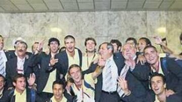 <b>¡CAMPEONES! </b>Los jugadores, los técnicos y la expedición, con Casildo Caricol a la cabeza, llegaron ayer a Barajas con la Copa que les acredita como campeones.
