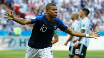 Mbapp&eacute; con Francia. 