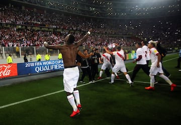 Soccer Football - Peru v New Zealand - 2018 World Cup Qualifying Playoffs - National Stadium, Lima, Peru - November 15, 2017. Peru's players celebrate their victory. REUTERS/Douglas Juarez