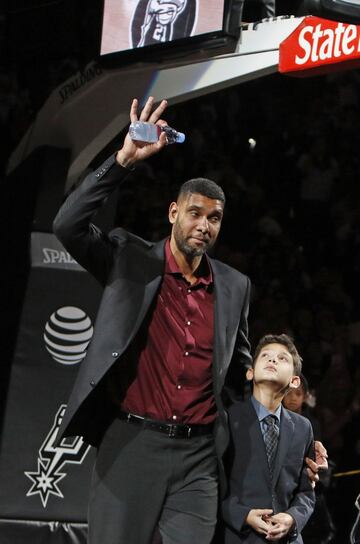 Emocionante fiesta de retirada del mítico '21' de Tim Duncan en San Antonio. Nadie más llevará el número del mejor jugador de la historia de los Spurs y una leyenda inigualable de la NBA.