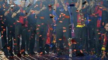 <b>COMO HÉROES. </b>Los jugadores celebran el título en el Palau.