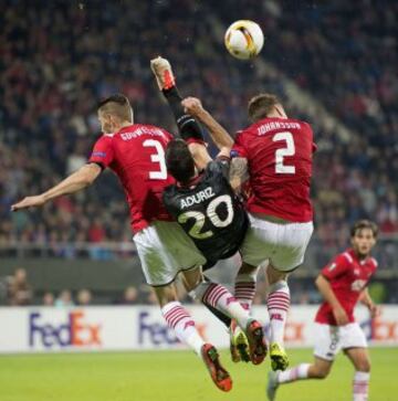 Aritz Aduriz entre Jeffrey Gouweleeuw y Mattias Johansson.