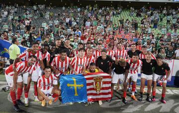 Los jugadores del Sporting posan al final del partido ante el Santos Laguna, en México.