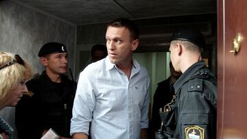 FILE PHOTO: Prominent anti-corruption blogger and opposition leader Alexei Navalny (2nd R) arrives at a court building before the trial of members of the female punk band Pussy Riot in Moscow, Russia, August 17, 2012. REUTERS/Sergei Karpukhin/File Photo