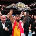 Ilia Topuria levantando el cinturón de campeón del mundo.