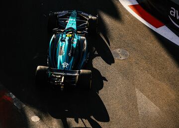 Fernando Alonso durante el esprint del GP de Azerbaiy¨¢n.