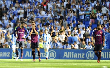 Los jugadores del Barcelona  se lamentan del gol 1-0 de Elustondo 