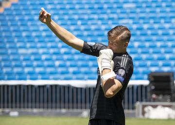 El joven portero ucraniano de 19 años ha sido presentado en el Santiago Bernabéu de la mano de Florentino Pérez y acompañado de su familia.
