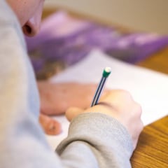 Apuesta por la estabilidad laboral: prepara las oposiciones con Emagister, que ofrece cursos ‘online’ para que estudies a tu ritmo