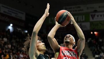 El alero estadounidense del Girona Kameron Taylor (d) lanza a canasta ante Yannick Kraag (i), alero neerland¨¦s del Joventut, durante el partido correspondiente a la jornada 14 de la Liga Endesa de baloncesto entre Basquet Girona y Joventut Badalona, este martes en el Pabell¨®n Municipal Gerona-Fontajau de Girona.