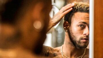Neymar Jr. vuelve a casusar sensación con su peinado.