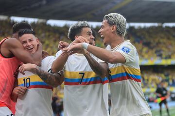 La Selección se impuso categóricamente 4-0 sobre Chile en el Metropolitano de Barranquilla. Triunfo en casa para la Tricolor gracias a los goles de Davinson Sánchez, Luis Díaz, Jhon Durán y Luis Sinisterra.