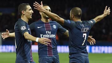 Di Maria, Lucas Moura y Kurzawa celebran uno de los goles del PSG. 