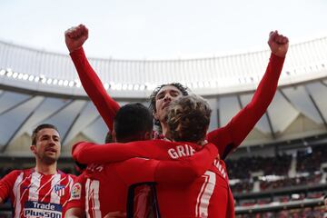 Los jugadores del Atlético celebran el 3-0 de Correa. 