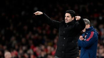 Mikel Arteta, entrenador del Everton, da instrucciones ante el Everton.