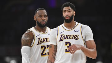 LeBron James #23 y Anthony Davis #3. (Photo by John McCoy/Getty Images)