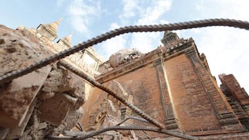 HH79. BAGAN (BIRMANIA), 25/08/2016.- Fotografía general de los daños en la entrada al templo Sulamani hoy, jueves 25 de agosto de 2016, en Bagan, al sur de Mandalay (Birmania). Las autoridades de Birmania (actual Myanmar) elevaron a cuatro los muertos en el terremoto de 6,8 grados que afectó ayer la región central del país y que causó daños en decenas de templos del conjunto monumental de Bagan, informó hoy la prensa estatal. Dos niñas de 7 y 15 años murieron al hundirse un margen del río en Yenangyoung mientras que otras dos personas, un hombre y una mujer, murieron al derrumbarse una fábrica de tabaco en la localidad de Pakokku, indicaron fuentes oficiales al diario "Global New Light of Myanmar". EFE/HEIN HTET