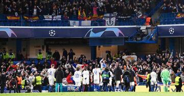 Tras el pitido final los futbolistas del Real Madrid acudieron al fondo donde estaban los aficionados madridistas en Stamford Bridge.