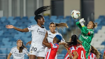 MADRID, 13/10/2024.- La centrocampista del Real Madrid Naomie Feller (i) cabecea el balón ante la portera del Atlético de Madrid, Lola Gallardo (d) durante el partido de la jornada 6 de la Liga Femenina que Real Madrid y Atlético de Madrid disputan este domingo en el estadio Alfredo Di Stéfano, en Madrid. EFE/ Sergio Pérez