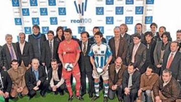 <b>DE CENTENARIO. </b>Aperribay acompaña a Xabi Prieto y Aranburu.