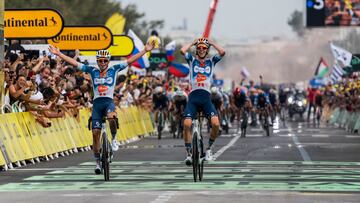 Momento en el que el ciclista francés Romain Bardet, del equipo dsm-firmenich PostNL, cruza la meta primero junto a su compañero de equipo, el neerlandés Frank van den Broek, que enbtró segundo.
