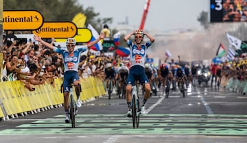 Momento en el que el ciclista francés Romain Bardet, del equipo dsm-firmenich PostNL, cruza la meta primero junto a su compañero de equipo, el neerlandés Frank van den Broek, que enbtró segundo.
