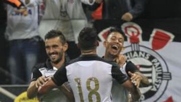  Lucca (d) celebra con sus compa&ntilde;eros Luciano Neves (c) y Uendel (i) despu&eacute;s de anotar contra Cerro Porte&ntilde;o.