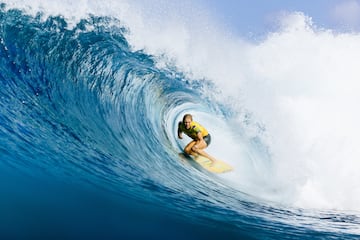 OAHU, HAWAII - FEBRUARY 2: Eight-time WSL Champion Stephanie Gilmore of Australia surfs in Heat 1 of the Elimination Round at the Billabong Pro Pipeline on February 2, 2023 at Oahu, Hawaii. (Photo by Brent Bielmann/World Surf League)