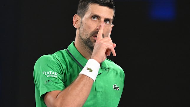Un malhumorado Djokovic pasa de nuevo a Federer y llega a 400 victorias en Grand Slams