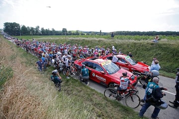 Protests and tear gas in the 16th stage of the Tour de France