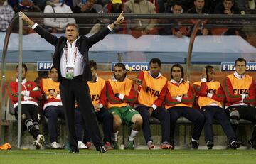 Carlos Queiroz no quiso mantenerse al margen, y salió a defenderse: “Si la camiseta es pequeña para algún jugador, lo mejor que puede hacer es no venir. No vamos a ignorar lo que pasó porque no estamos aquí para ser amigos de los jugadores”, pero defendió a Cristiano, que había dicho que era Queiroz quien tenía que dar las pertinentes explicaciones: “Portugal necesita a Cristiano y Cristiano necesita a Portugal. Él es un campeón, quiere ganar todo, y cuando no lo consigue, es lógico que se frustre”.