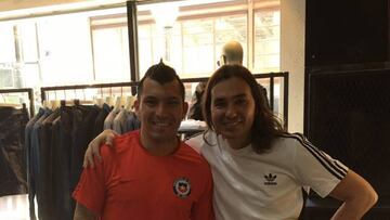 Gary Medel recordó la patada a Messi con un hincha argentino