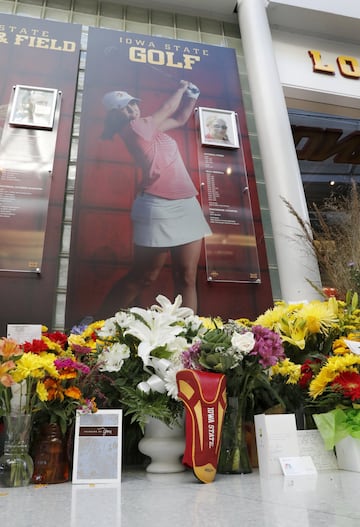 Miles de personas, que abarrotaban el Jack Trice Stadium de la Universidad de Iowa, recordaron a la golfista española asesinada cuando entrenaba el pasado 17 de septiembre. 