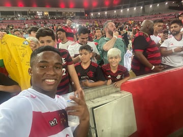 Endrick posa con varios aficionados en Maracaná, tras el 'Partido de las Estrellas'.