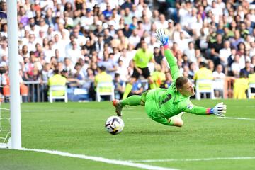 Ter Stegen no pudo detener este remate de Valverde.