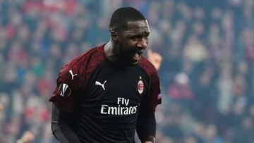 Cristian Zapata celebrando su gol con el Milan en la derrota 3-1 ante Olympiacos por Europa League