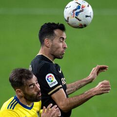 Busquets iguala los 593 partidos oficiales de Puyol