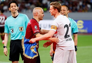 Abrazo entre Andrés Iniesta y Frenkie de Jong (capitán del Barcelona durante el amistoso).