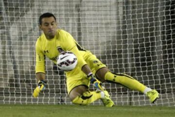 Fútbol, Colo Colo v Deportes Copiapó.
Copa Chile 2015.
El arquero de Colo Colo, Justo Villar, controla el balón durante el partido de cuartos de final de la Copa Chile 2015 contra Deportes Copiapó disputado en el estadio Monumental de Santiago, Chile.
22/10/2015
Andrés Piña/Photosport