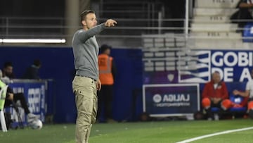Luis García, durante el partido de LaLiga Hypermotion contra el Huesca.