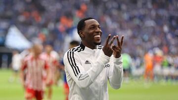 GELSENKIRCHEN, GERMANY - AUGUST 27: Sheraldo Becker of FC Union Berlin celebrates victory with the fans followingthe Bundesliga match between FC Schalke 04 and 1. FC Union Berlin at Veltins-Arena on August 27, 2022 in Gelsenkirchen, Germany. (Photo by Christof Koepsel/Getty Images)